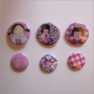 Collection de 6 badges assortis kokeshi fille 1