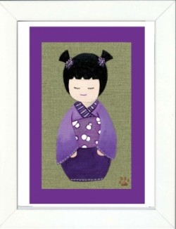 Tableau enfant encadré kokeshi violette avec des couettes